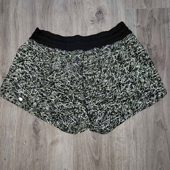 Lululemon Tracker Shorts IV size 10 - Picture 8 of 9